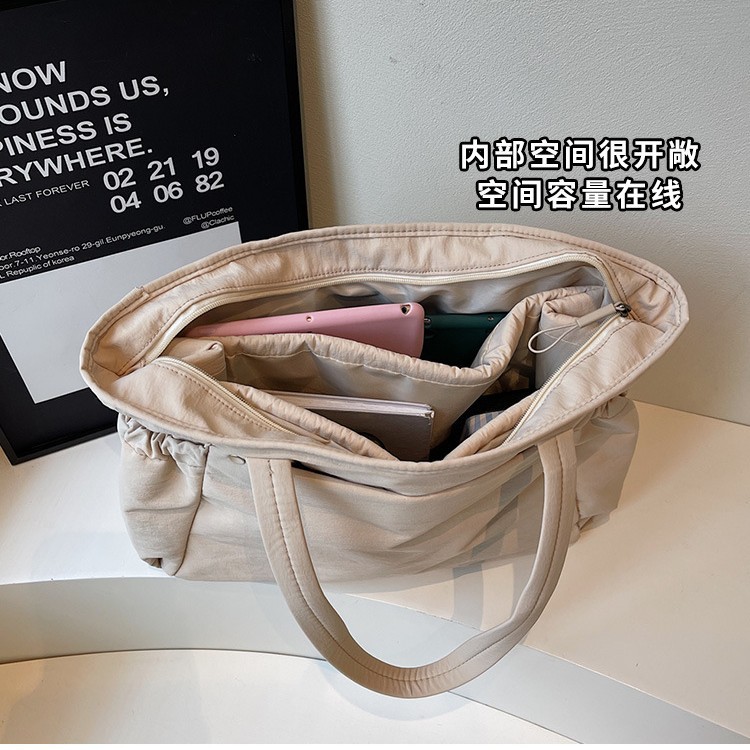 New high-appeartion-level solid color tote bag, women's casual, simple, light and commuting large capacity crossbody bag Application Scenario