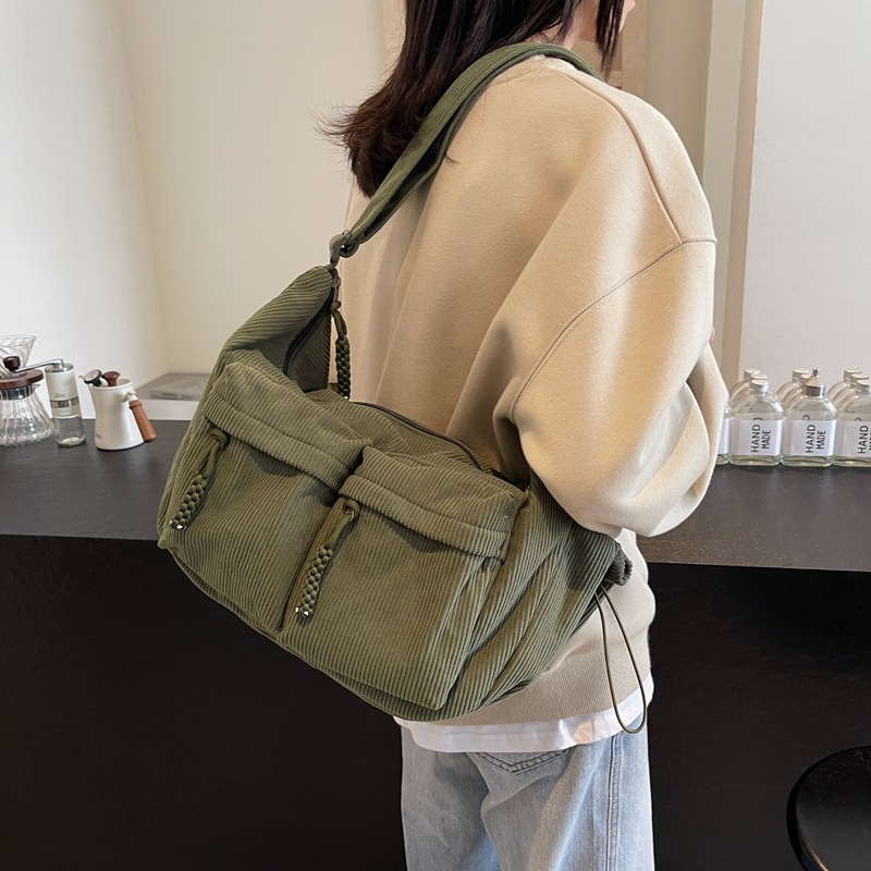 Fashionable large-capacity tote bag, niche design handbag, simple and versatile shoulder bag, crossbody bag for work and commuting, women details Picture