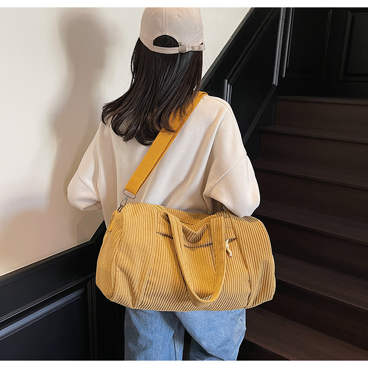 2025 New large-capacity solid-color lightweight yoga bag, simple commuting and travel bag, casual, niche and versatile crossbody bag full figure