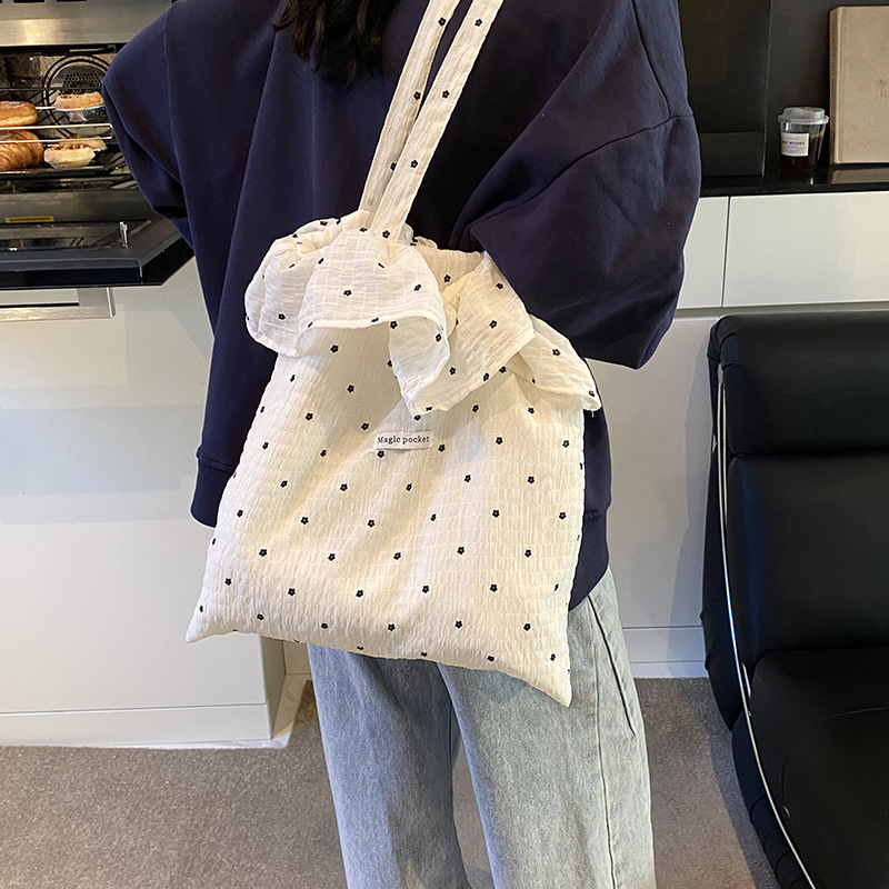 Summer's new sweet Korean-style atmosphere, floral versatile single-shoulder bag, black fungus lace fairy photo handbag details Picture