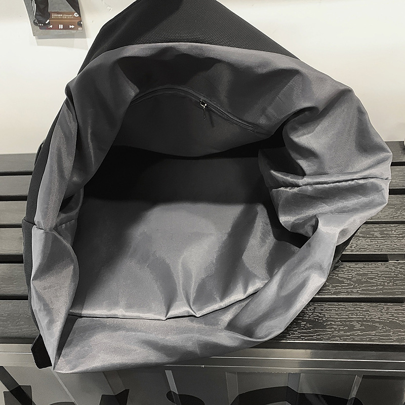 The new laid-back style waterproof versatile backpack is lightweight, simple, and has a large capacity. It is a casual, sporty, and commuting computer bag Application Scenario