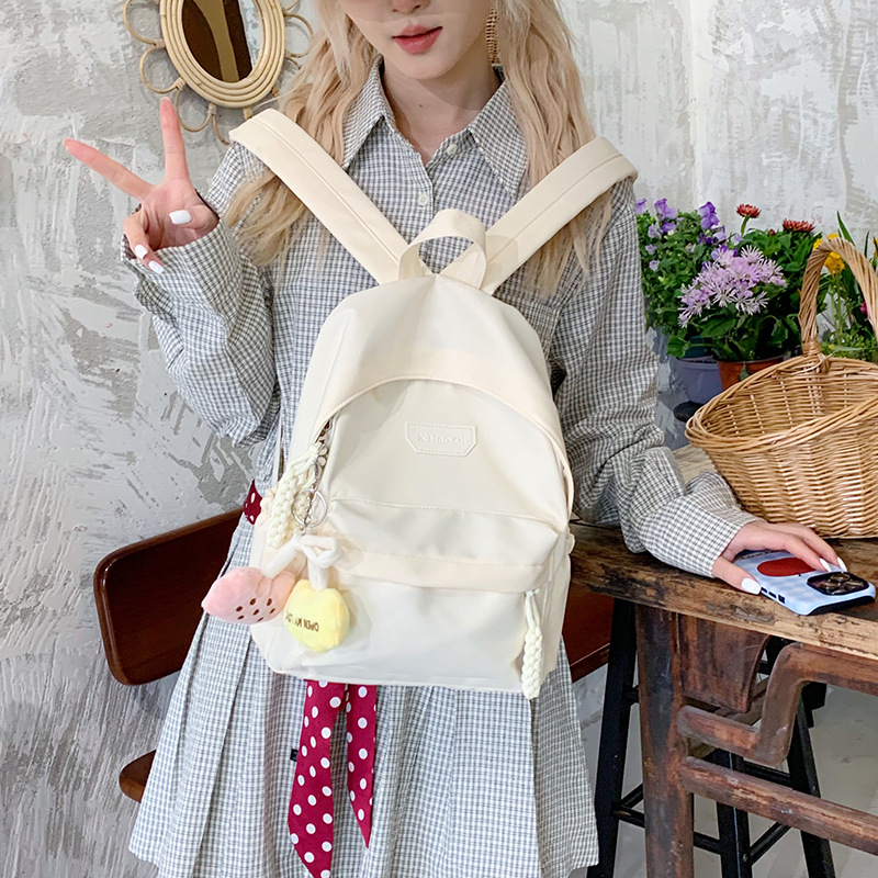 The new schoolbag is a simple and elegant one for junior high school students, a cute backpack for traveling, and a high level of appearance for female students on campus full figure