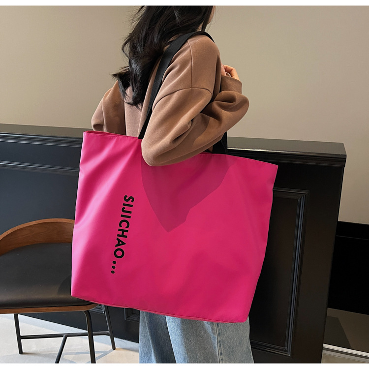 A large-capacity portable hand-held cloth bag, a new simple and fashionable travel bag for summer 2025, a single-shoulder commuter casual tote bag full figure