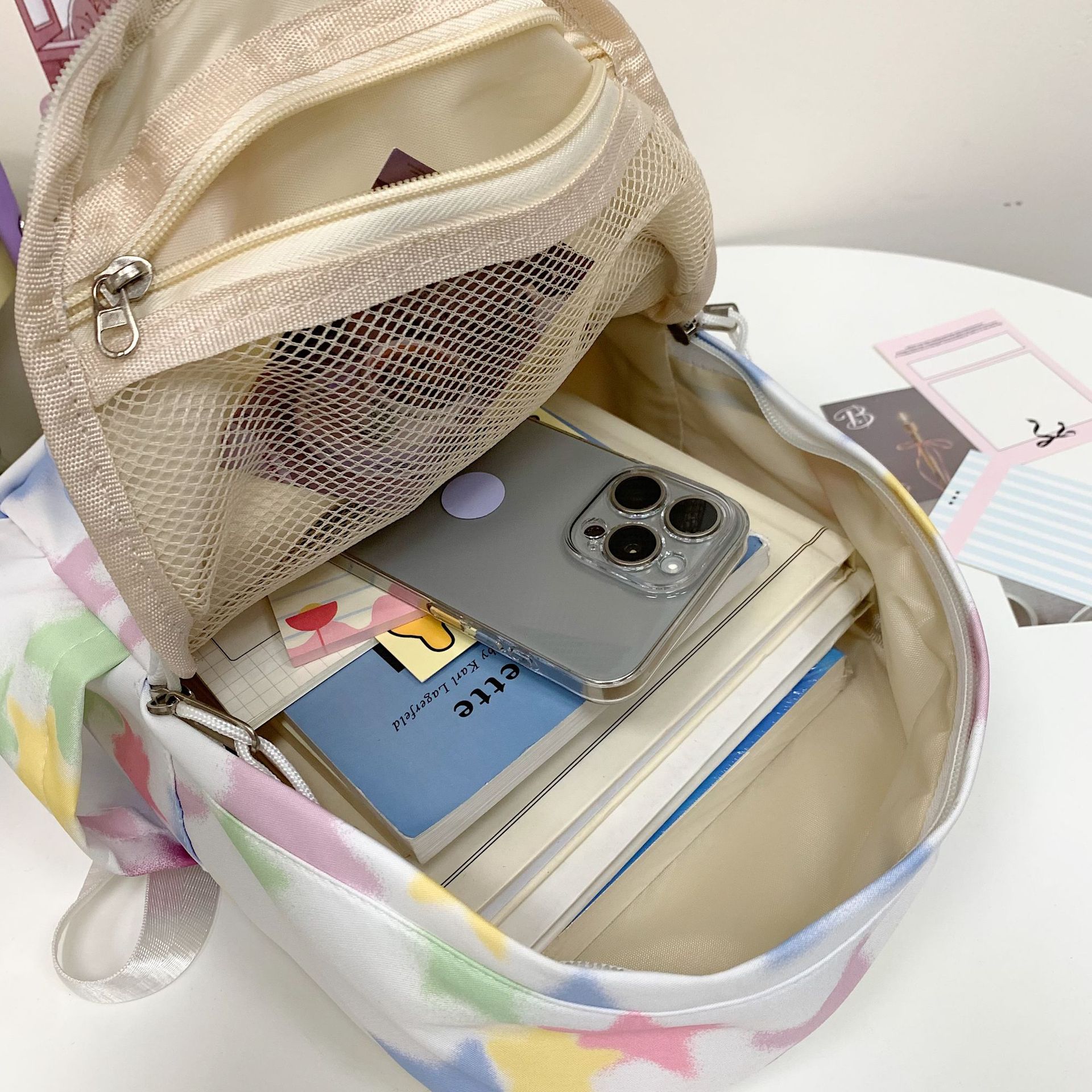 This is a simple and versatile backpack for primary and secondary school students with a high level of appearance, featuring fresh rainbow and star prints and contrasting colors Application Scenario
