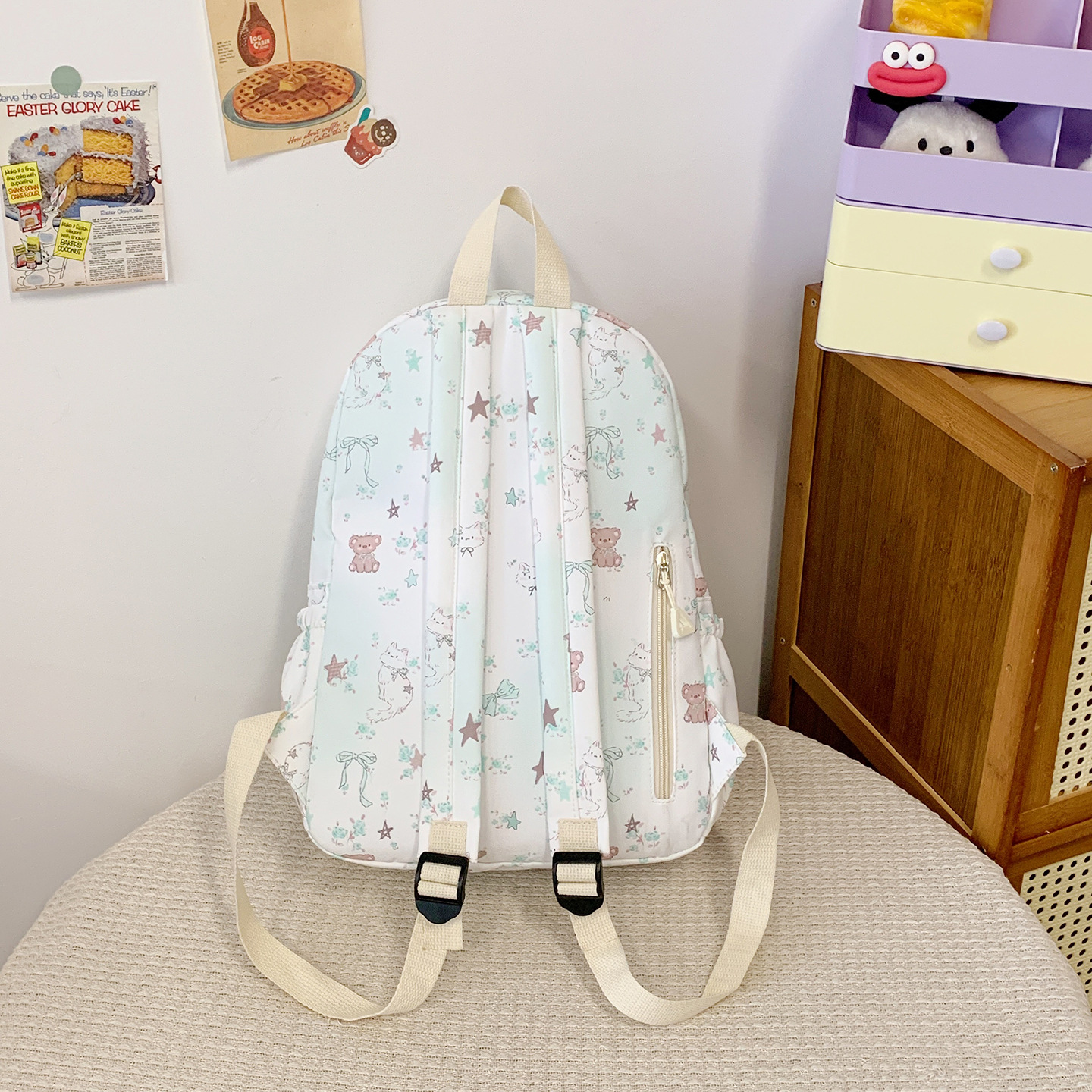 A new high-appeal, fresh and cute printed backpack for junior and senior high school students. It is a casual, simple, lightweight and versatile backpack for commuting Specification drawing