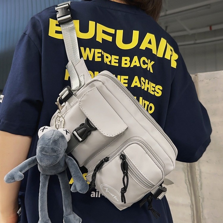 The new workwear-style mobile phone bag, a trendy crossbody bag for both men and women, is unique and cool. It is a versatile single-shoulder bag for outdoor sports full figure