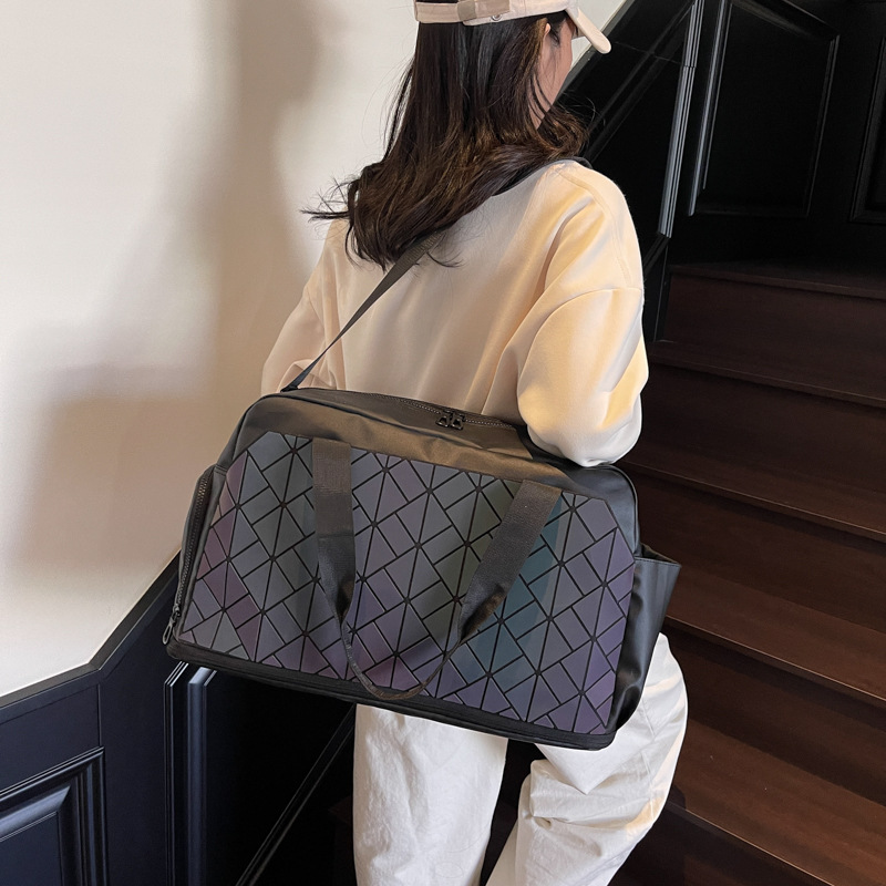 Diamond-shaped travel bag, men's large-capacity lightweight hand-held luggage bag, cool storage bag, dry and wet separation sports and fitness bag details Picture