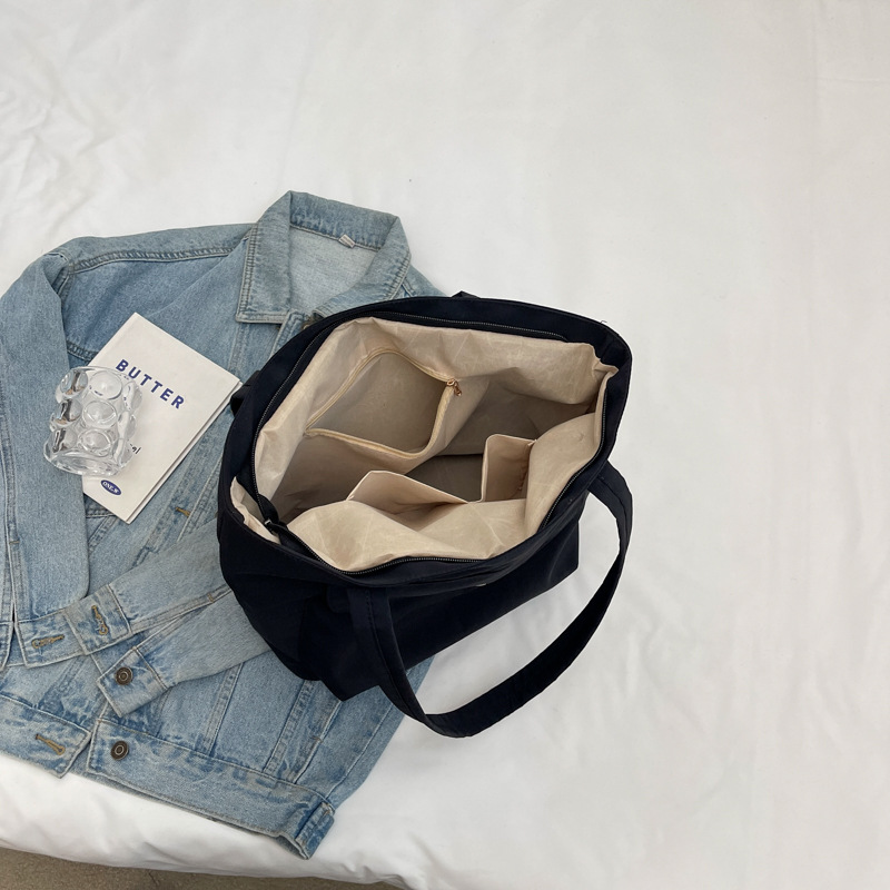 Versatile solid-color canvas bag, tote women's bag, large-capacity Korean-style simple and casual college student commuting and class bag Application Scenario