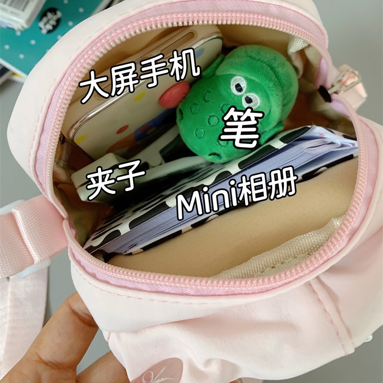 A new Japanese Instagram-style, fresh and sweet macaron-colored mobile newspaper, lightweight daily spring outing crossbody bag Application Scenario