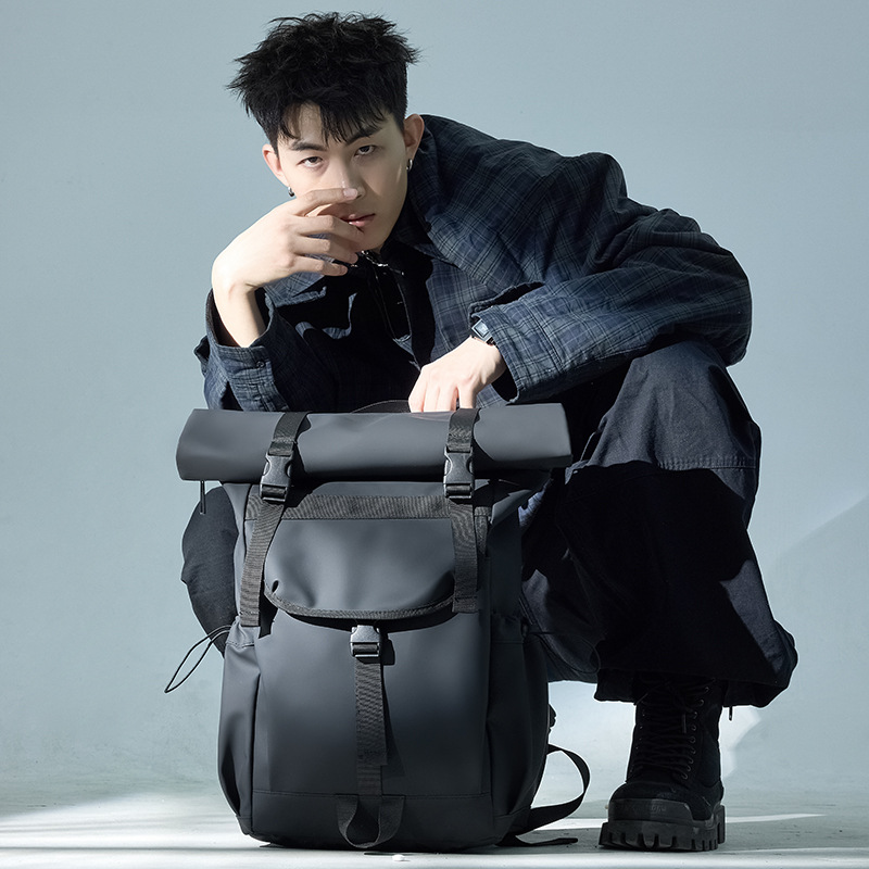 New rolled-up men's backpack with a large capacity, high-end and trendy look, and women's travel backpack full figure