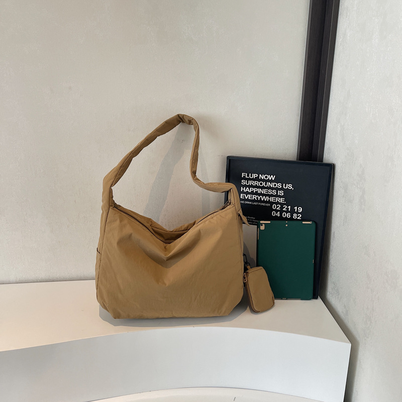 The new solid-color Japanese-style single-shoulder bag is fashionable, simple and versatile. It is a casual and commuting backpack with a large capacity and high appearance level Specification drawing