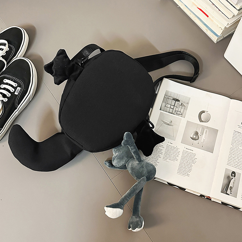 A quirky and unique small shoulder bag from Korean Instagram, a cool and cute shark casual and simple crossbody bag for students Specification drawing
