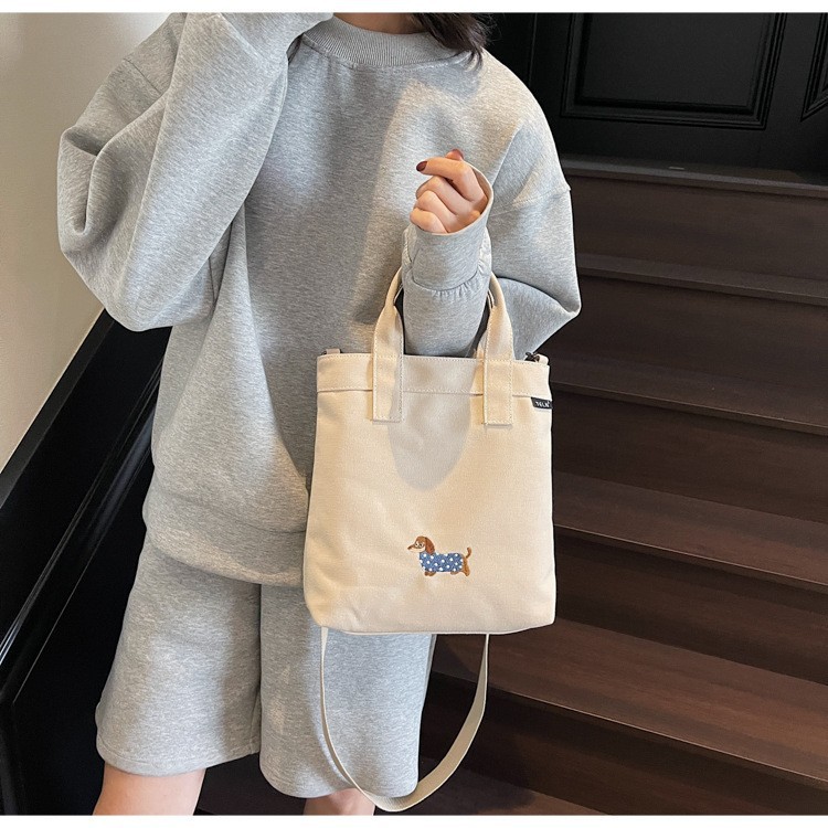 2025 New Japanese-style artistic embroidery Dachshund canvas crossbody handbag, daily student lunch box bag full figure