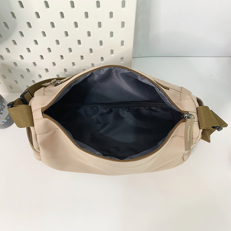 Commuter messenger bag, men's casual trendy crossbody bag, student class backpack, women's lightweight sports travel single-shoulder bag Application Scenario