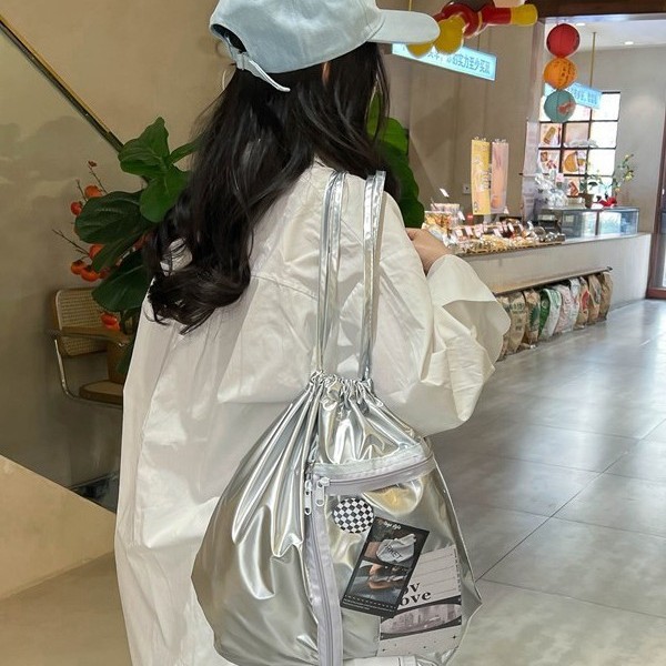 The 2025 new high-end quality large-capacity crossbody bag is stylish and versatile. The commuting tote bag is simple and casual full figure