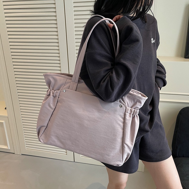 New high-appeartion-level solid color tote bag, women's casual, simple, light and commuting large capacity crossbody bag full figure