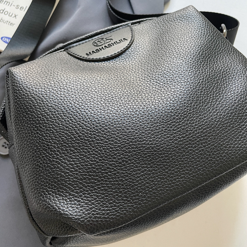 The 2025 new women's handbag is a high-end, fashionable and versatile single-shoulder crossbody bag with a PU small bag and a textured shell bag Application Scenario
