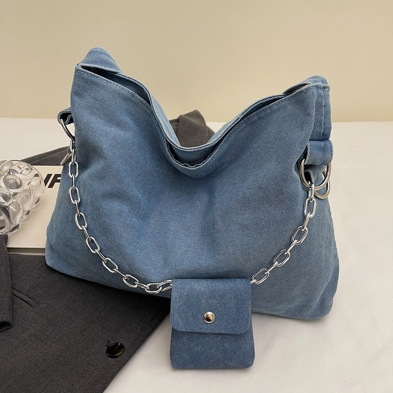 Korean style large-capacity denim tote bag 2025 New artistic style college student commuting and class single-shoulder bag Application Scenario