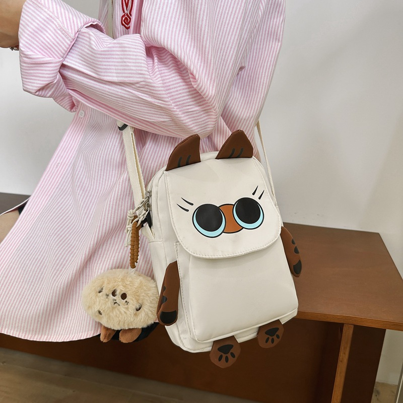 The new kitten crossbody bag is a cute Japanese-style student small bag for girls on Instagram in summer. It's a simple and niche single-shoulder bag full figure