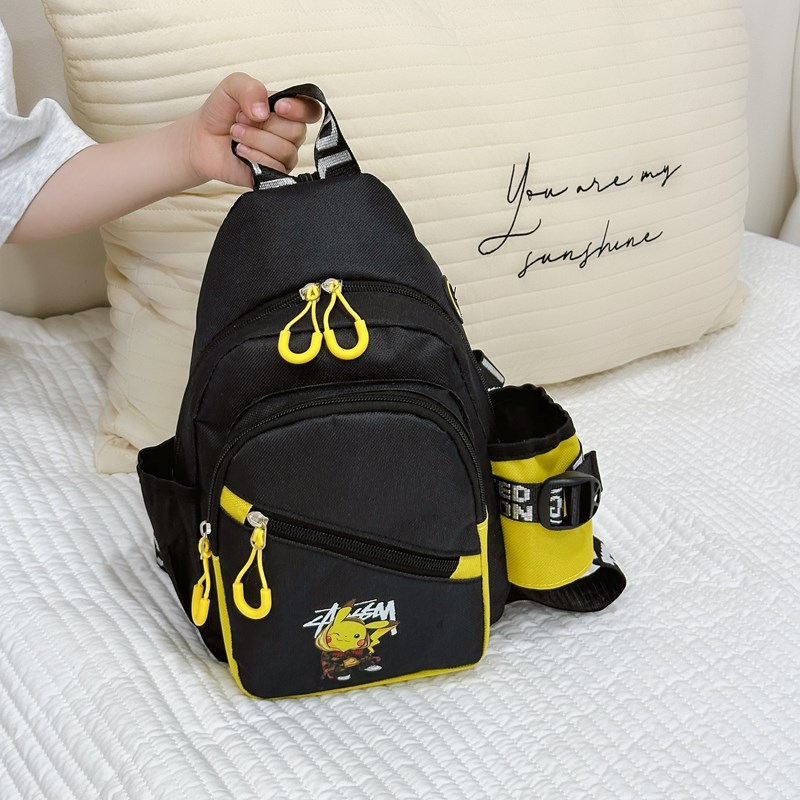 For children traveling outdoors, backpacks are often used. They are light, cute and have large capacity. Boys' chest bags and trendy single-shoulder and double-shoulder bags details Picture
