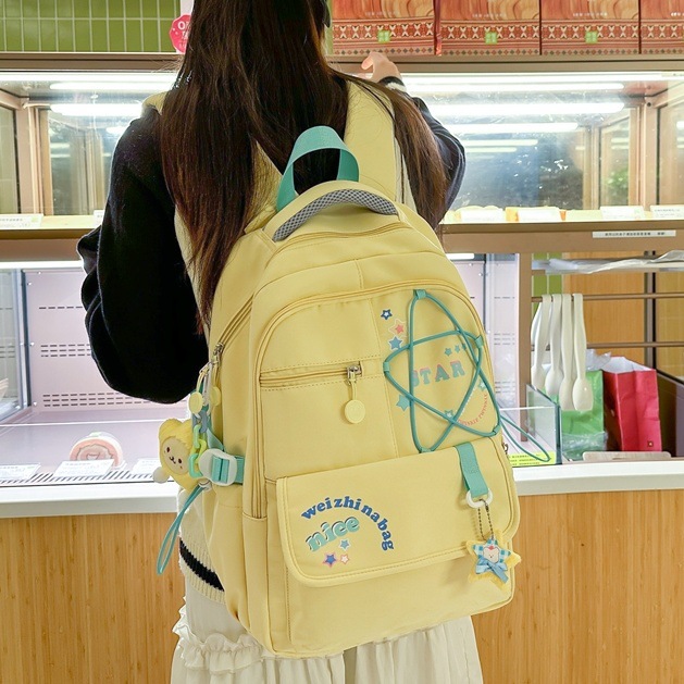 This Korean version of a cute girl's Instagram backpack is lightweight, versatile, and has a large capacity. It's a niche design backpack full figure