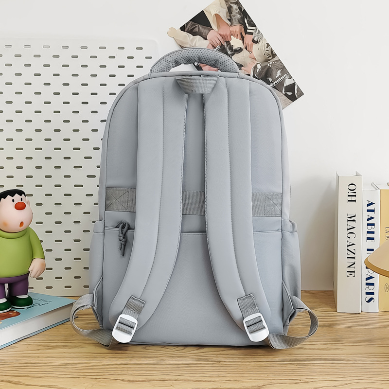 New breathable, load-reducing and spine-protecting large-capacity lightweight schoolbag for grades three to six, a versatile backpack for niche commuting Application Scenario