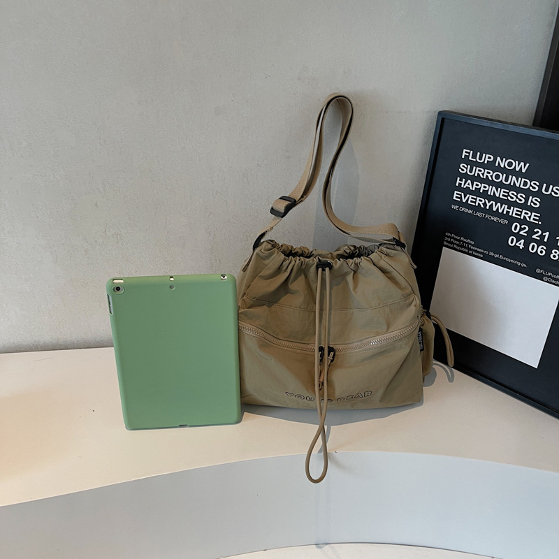 A new Japanese-style cute drawstring multi-purpose bucket bag, a student casual, simple, lightweight and versatile large-capacity crossbody bag Specification drawing