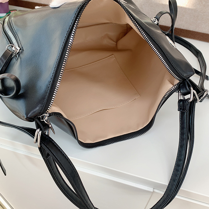 A cute Japanese single-shoulder crossbody bag for 2024, a fashionable and versatile backpack for college students to attend classes, with a high level of appearance Application Scenario