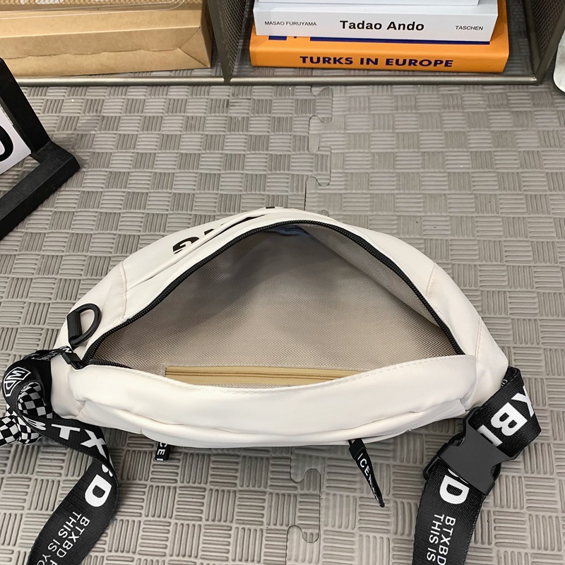 The new Korean version versatile crossbody bag has a high appearance level and a niche design. It is a couple's chest bag and a large-capacity lightweight bag for outdoor cycling Specification drawing