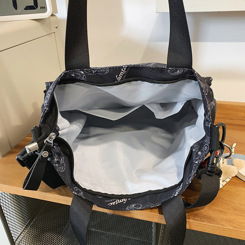 Japanese ins printed bear crossbody bag for boys, junior and senior high school students, 2025 new large-capacity lightweight single-shoulder bag for girls Application Scenario