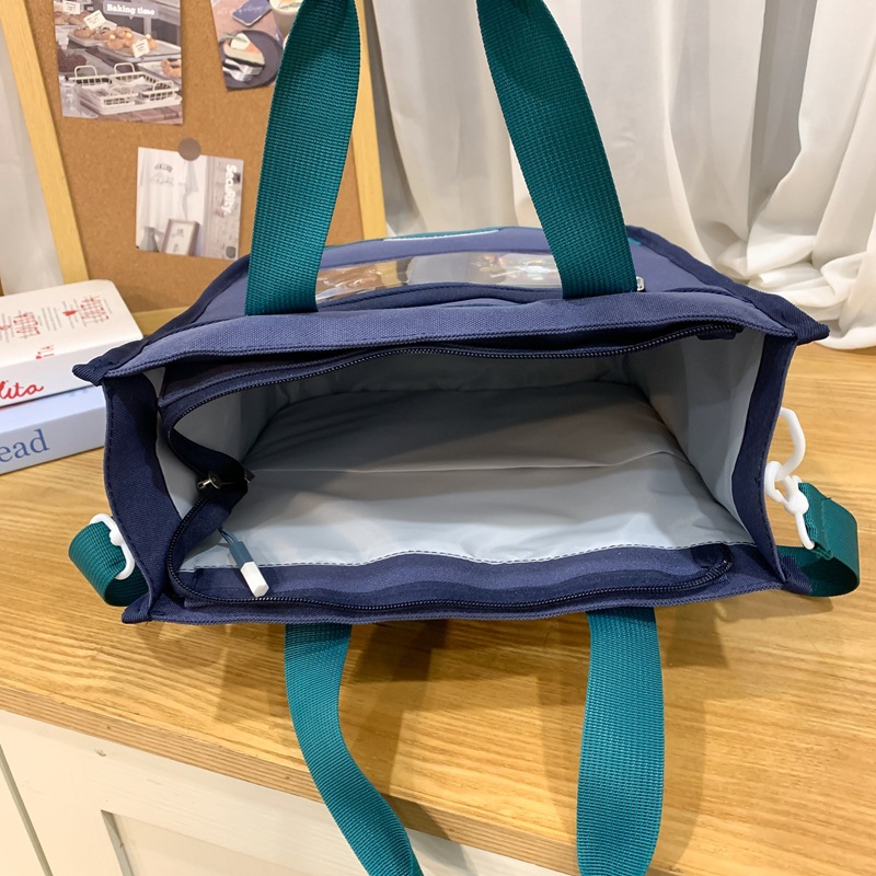 Primary school students carry their after-school bags, girls go out with single-shoulder bags, children are cute, and junior high school students slung their after-school bags diagonally Application Scenario