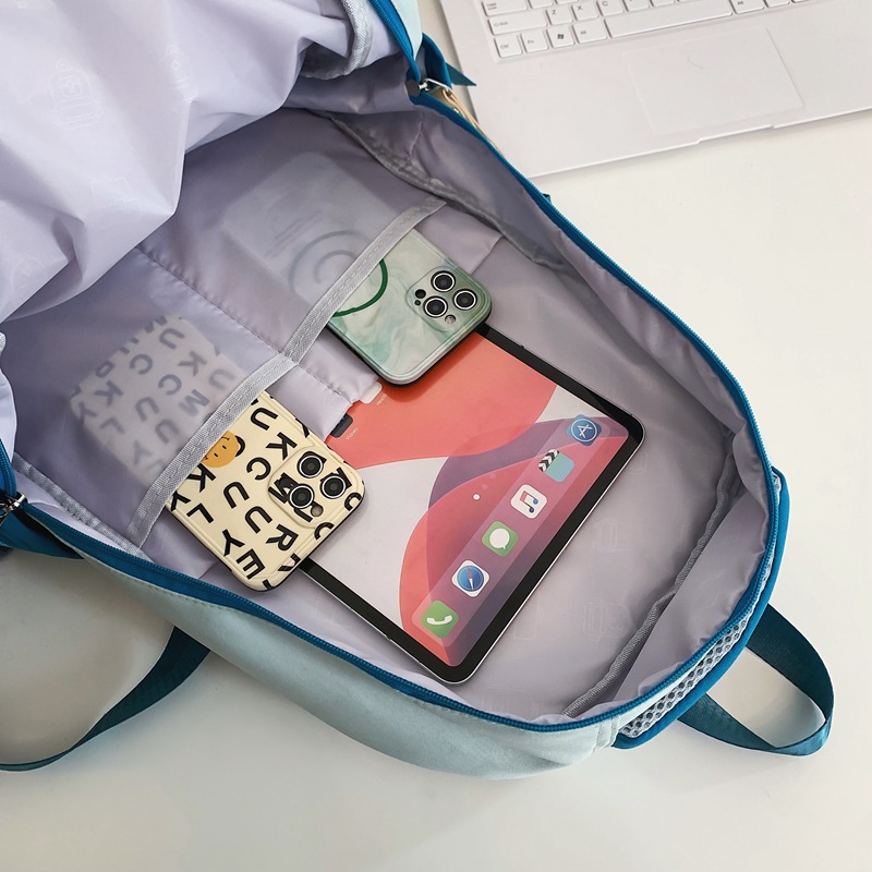 New American retro college student trend couple backpacks, large-capacity casual backpacks for junior and senior high school students Application Scenario