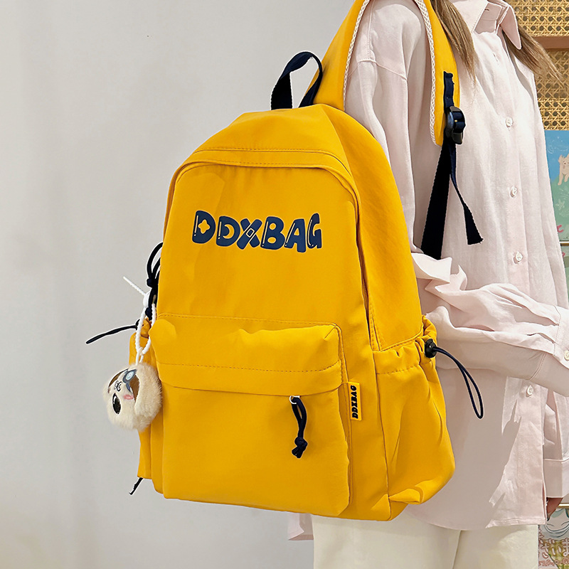 A new high-appearation-level college-style backpack for primary and secondary school students, which is casual, simple, lightweight and versatile for commuting with a large capacity full figure