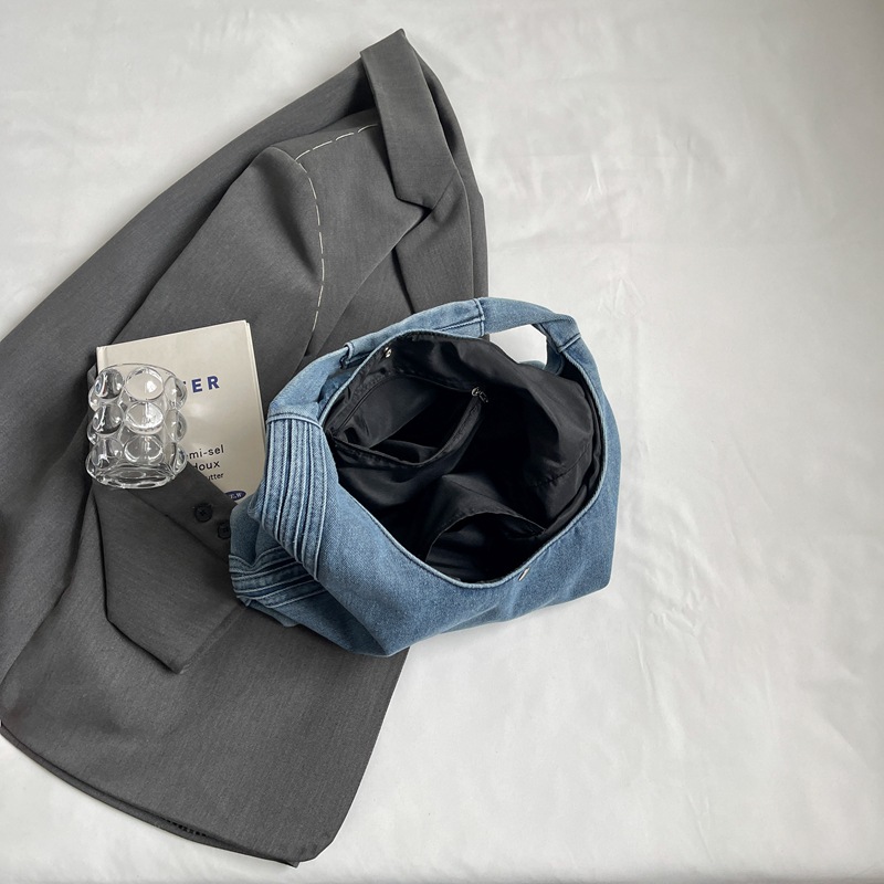 Denim bag for women's Summer 2024 new laid-back style work and commuting single-shoulder bag, simple and versatile casual tote bag Application Scenario