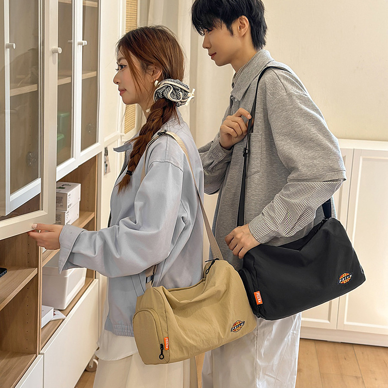 A new minimalist crossbody bag from Japanese and Korean Instagram for men in summer, a lightweight single-shoulder bag for traveling and a daily commuter messenger bag details Picture