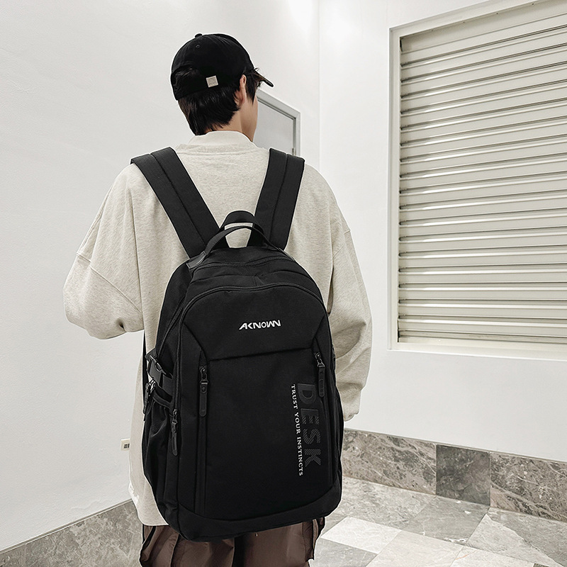A cool and trendy travel backpack for high school students on Instagram, a simple and casual backpack for college students and couples details Picture