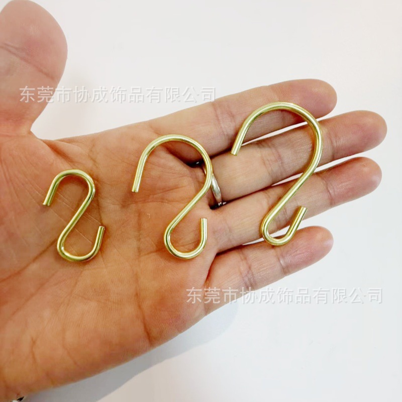 Cross-border best-selling golden S-hook hooks, hardware S-iron hooks, small metal hooks, tag chains, S-shaped iron hooks, S-hook hanging hooks Application Scenario