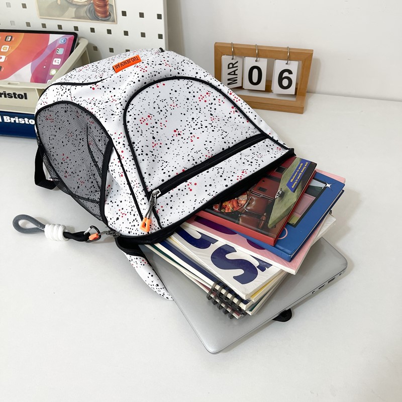 New high-appearance-level InS-style schoolbag for couples, casual, simple, lightweight, commuting, fashionable and versatile, large-capacity backpack Application Scenario