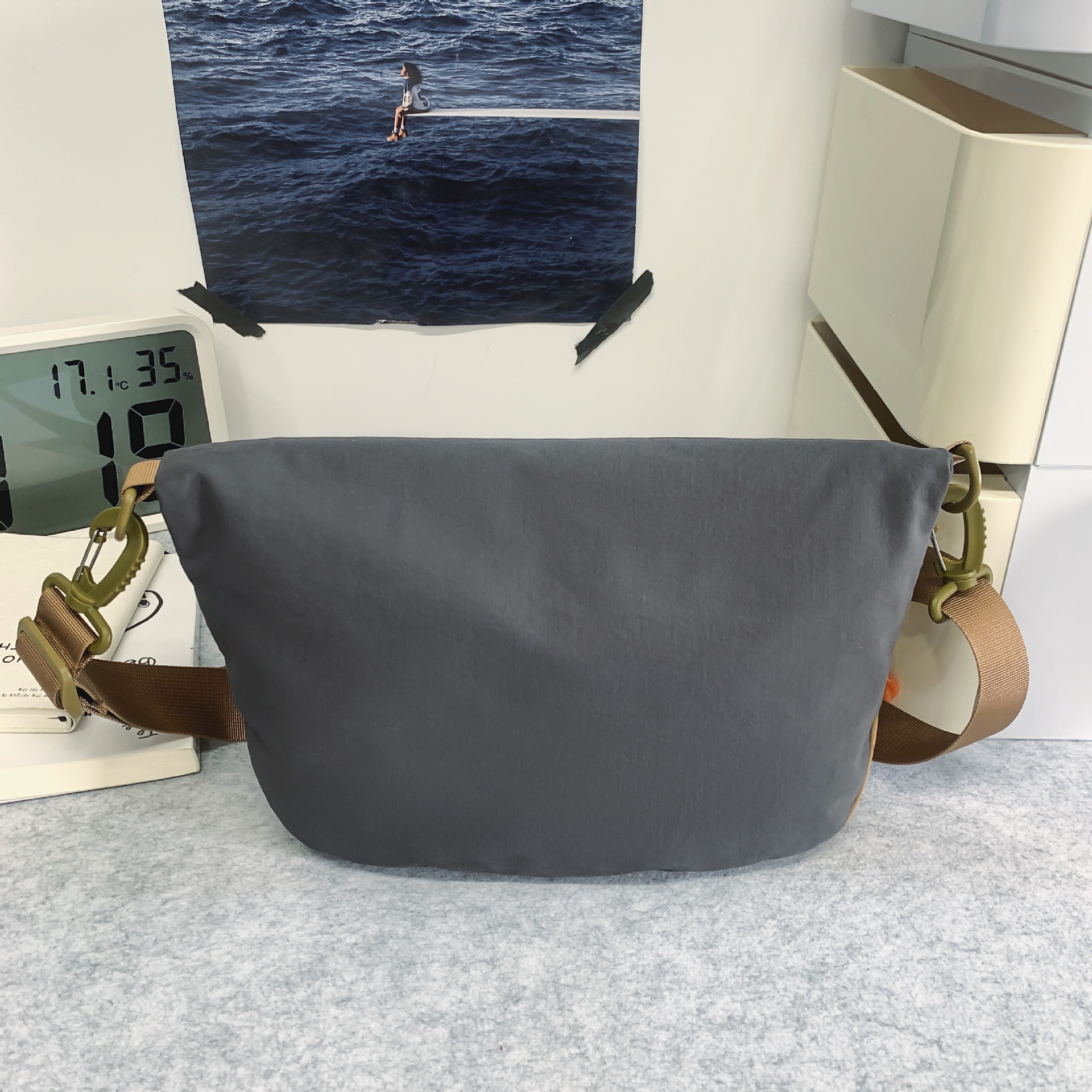 Outdoor travel crossbody small bag for female college students, casual backpack, cool flip cover with buckle, large capacity single-shoulder bag for men Specification drawing