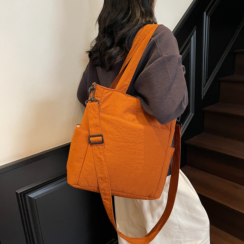 A new Japanese-style ins multi-pocket tote bag, a women's artistic sail bag, and a single-shoulder crossbody bag for students' classes full figure