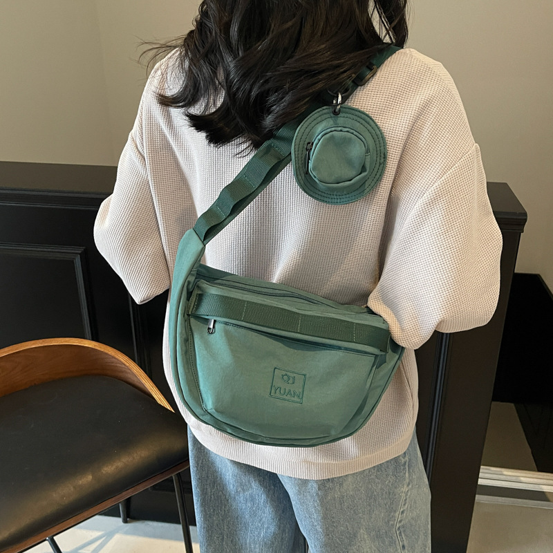 New fashionable single-shoulder women's bag, 2025 new casual and versatile commuting bag, simple crossbody bag for going out, dumpling bag Application Scenario