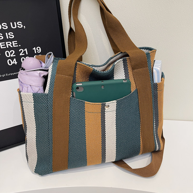 Korean version large-capacity women's single-shoulder bag, 2025 new striped stylish casual tote bag, simple commuting large bag Application Scenario