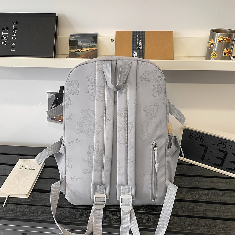 The new fashionable schoolbag is dirt-resistant. It features a dark, niche and laid-back style backpack with graffiti and is lightweight. It is a schoolbag for junior high school students Specification drawing