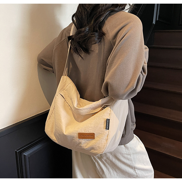 Simple Japanese-style nylon fabric lightweight travel bag, casual sports men's and women's single-shoulder crossbody student large-capacity tote bag full figure