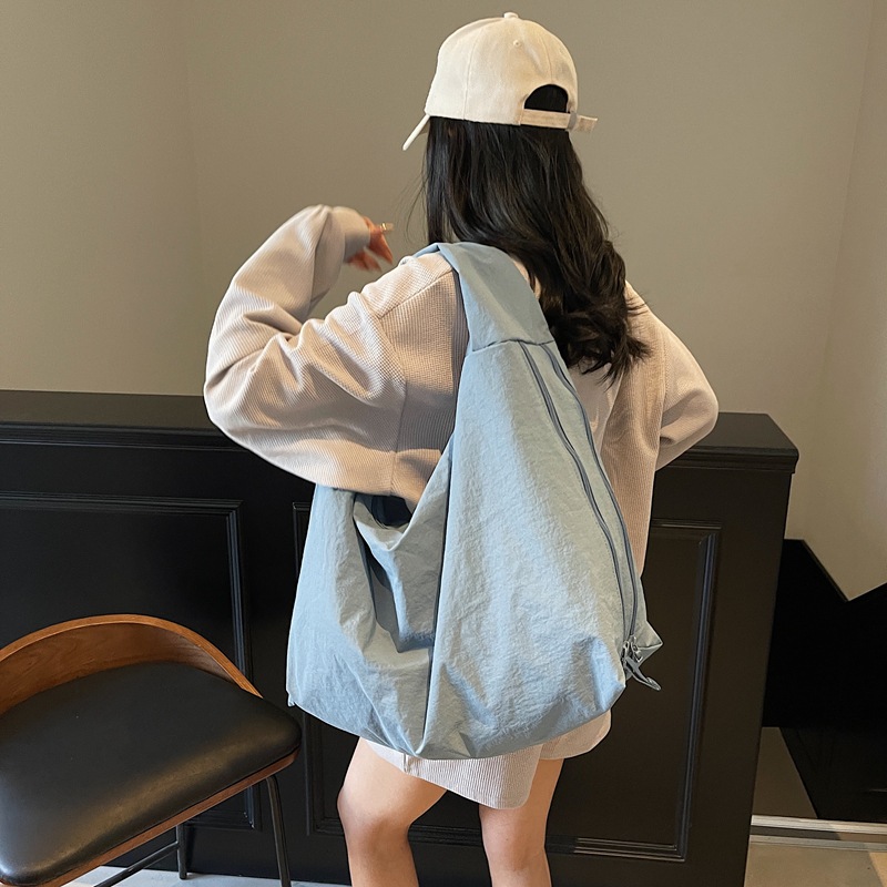 The 2025 new large-capacity versatile tote bag is simple, laid-back, lightweight, and a fashionable commuting and casual underarm bag full figure