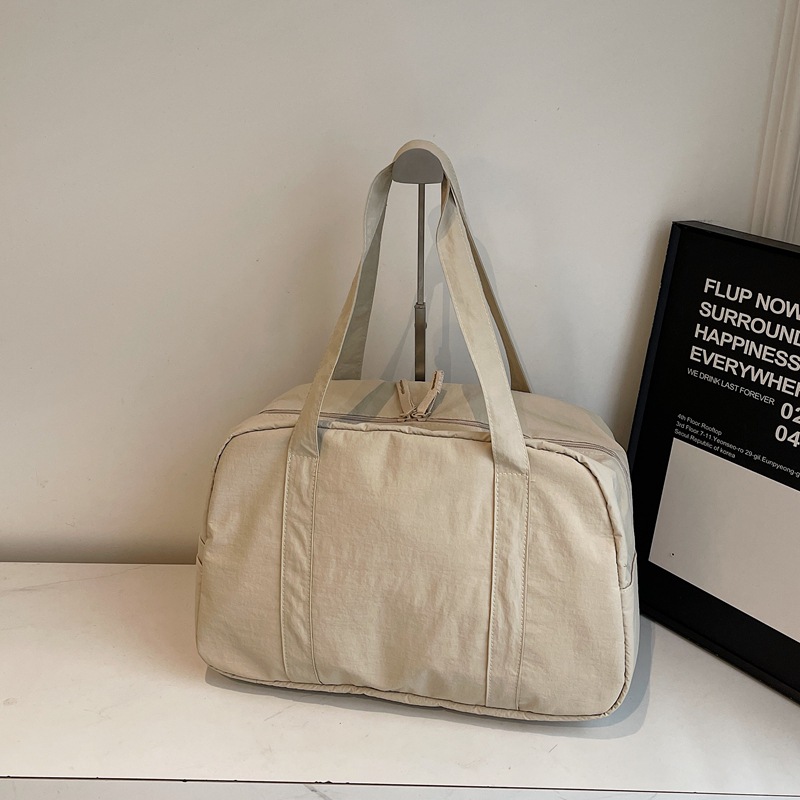 Niche lightweight travel bags, large-capacity casual Korean-style fitness bags, solid-color versatile backpacks, simple commuting tote bags Application Scenario
