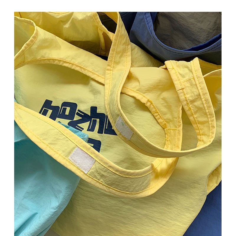 New student casual canvas bag, trendy women's underarm bag, hand-purified color casual, lightweight and large-capacity tote bag Application Scenario