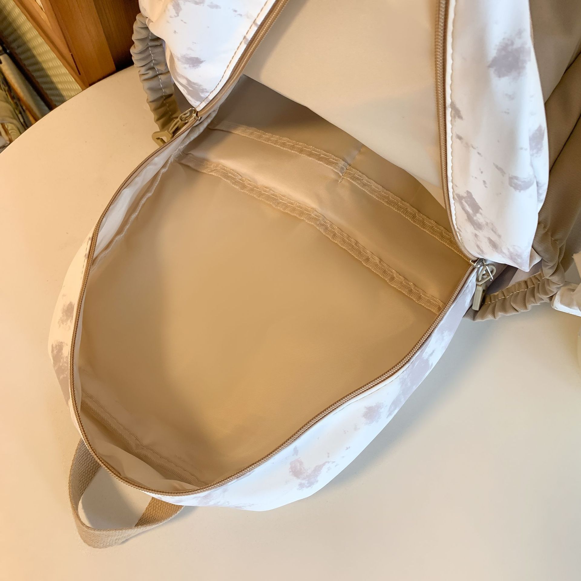 Wide-shoulder strap schoolbag for girls, Korean style Instagram color-blocking and splicing, large-capacity fresh and cute backpack for junior high school students, primary school students Application Scenario