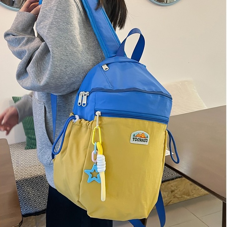 2025 New Korean-style children's small schoolbag for spring outing, lightweight and casual backpack, stylish color contrast, versatile and simple backpack full figure