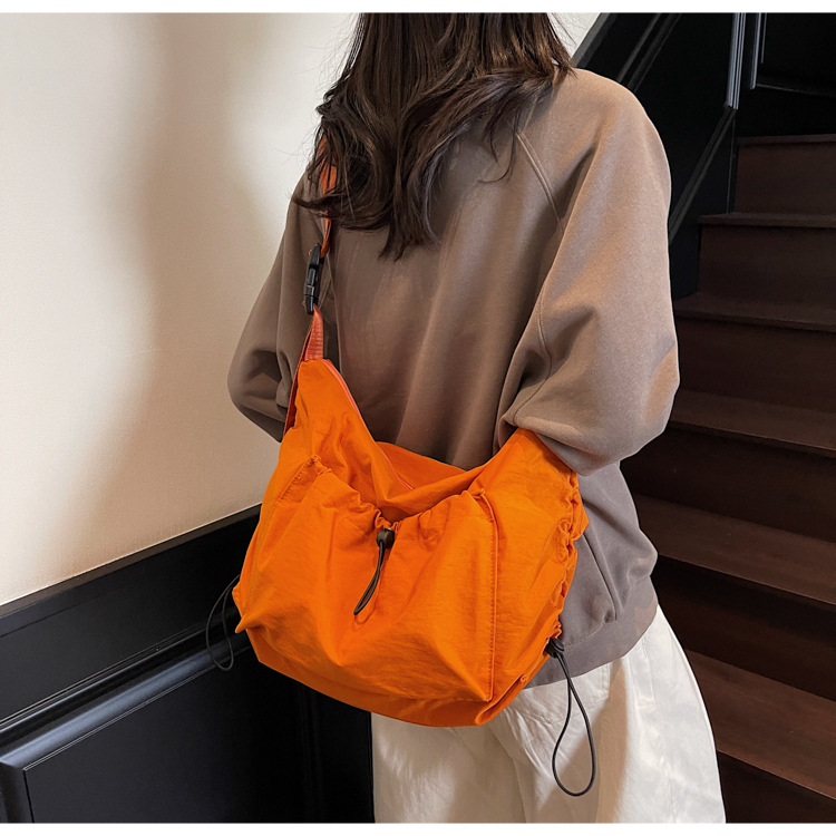 Casual and laid-back style crossbody bag for girls, a versatile bag for daily commuting, and a large-capacity single-shoulder bag for college students attending classes full figure